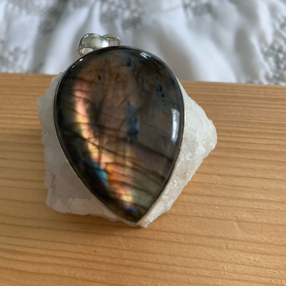 Laboradite pendant. Great size and color #40!  The flash is awesome!